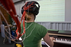 Max-Planck-Institut für Kognitions- und Neurowissenschaften Leipzig: Untersuchung der Hinrstromkurven einer Pianistin, die sich schon vor Auftreten eines Spielfehlers verändern. EEG.