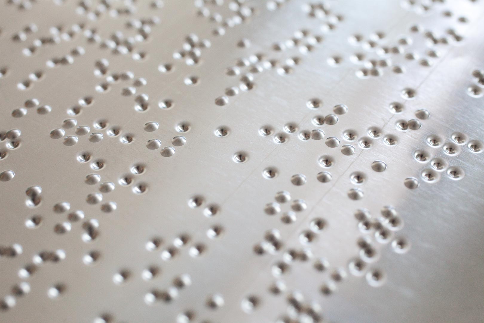 Punzierte Metallplatten zur Prägung des Papiers für die Herstellung von Geolino in Blindenschrift in der Deutschen Zentralbibliothek für Blinde, DZB: